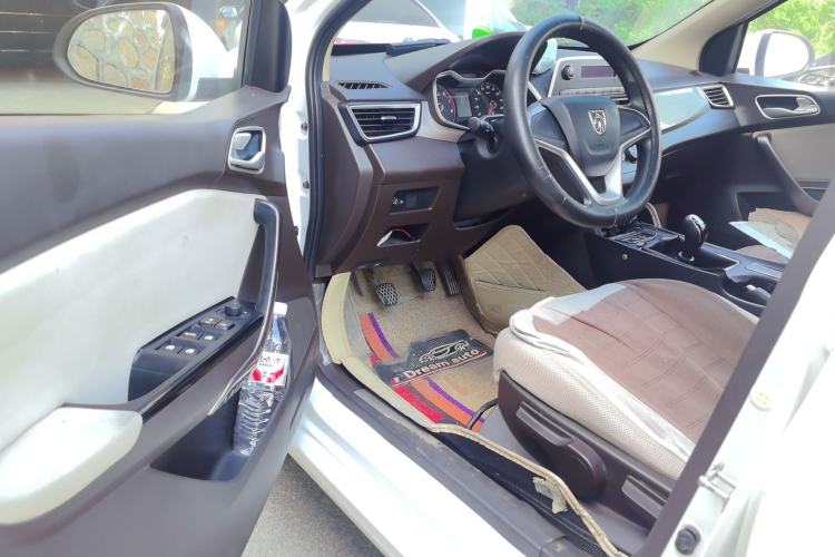 Used Baojun 310W 2017 1.5L Manual Comfort Version China VI Emission Standard Driver Seat