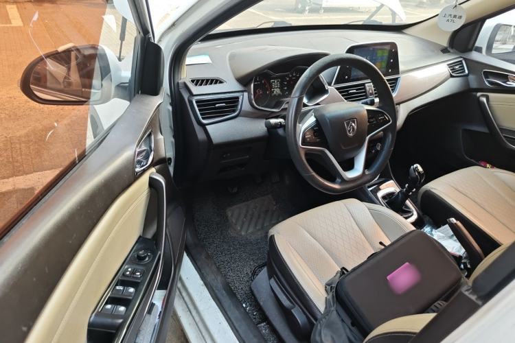 Used Baojun 310W 2017 1.5L Manual Fashion Model China V Driver Seat