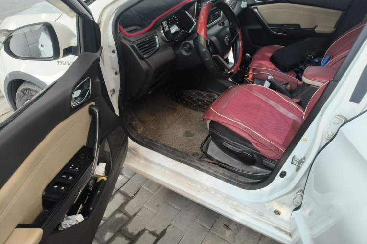 Used Baojun 310W 2017 1.5L Manual Fashion Model China V Driver Seat