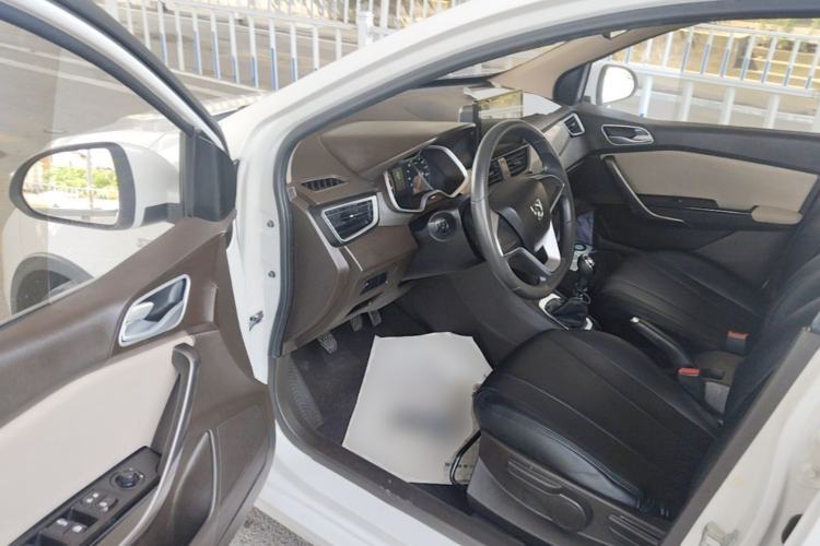 Used Baojun 310W 2017 1.5L Manual Comfort Version China VI Emission Standard Driver Seat