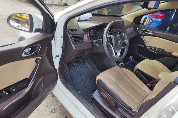Used Baojun 310W 2017 1.5L Manual Fashion Model China V Driver Seat