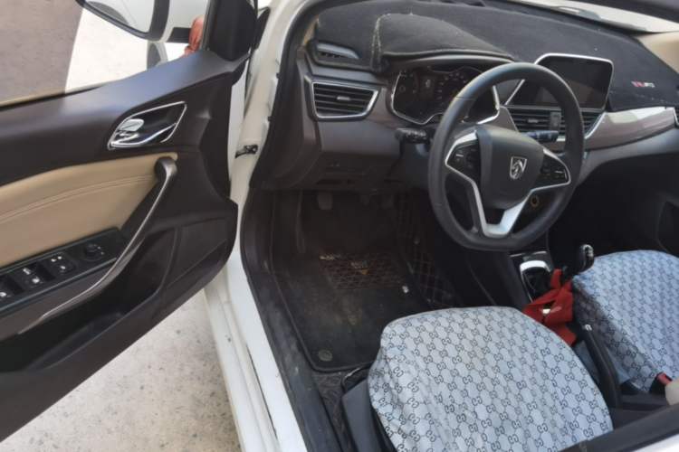 Used Baojun 310W 2017 1.5L Manual Fashion Model China V Driver Seat