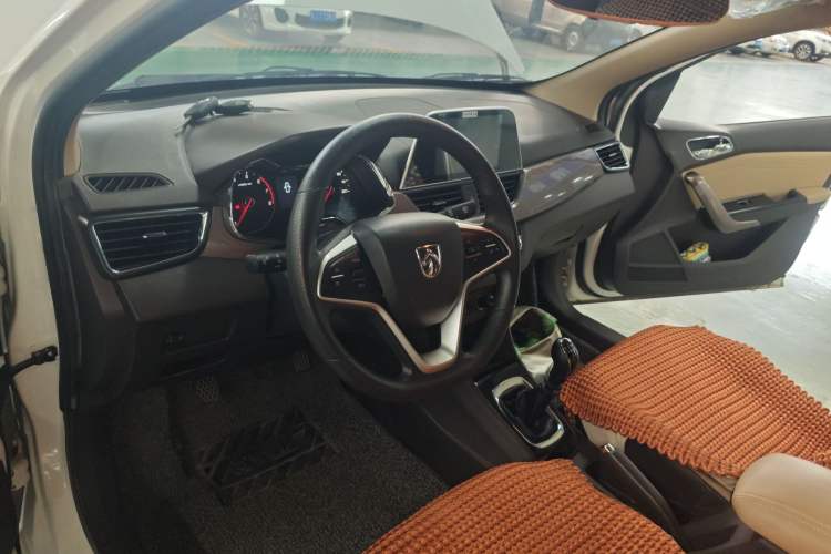 Used Baojun 310W 2017 1.5L Manual Fashion Model China V Driver Seat