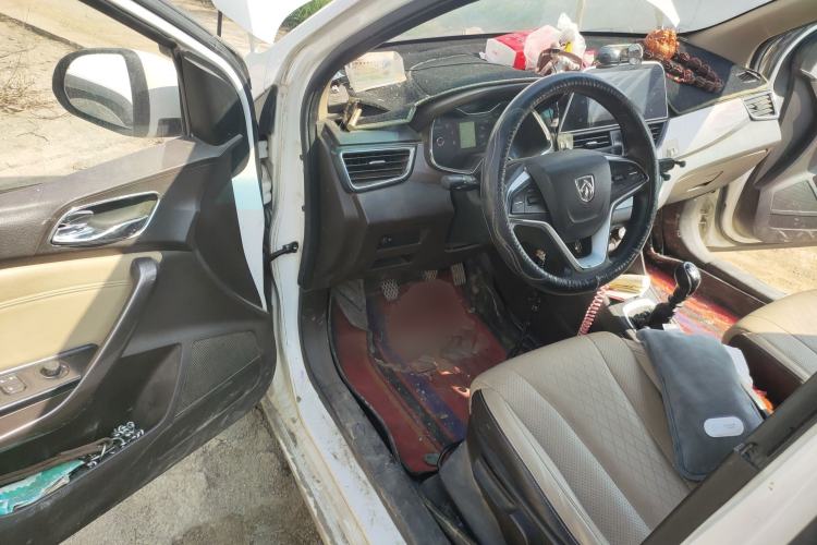 Used Baojun 310W 2017 1.5L Manual Fashion Model China V Driver Seat