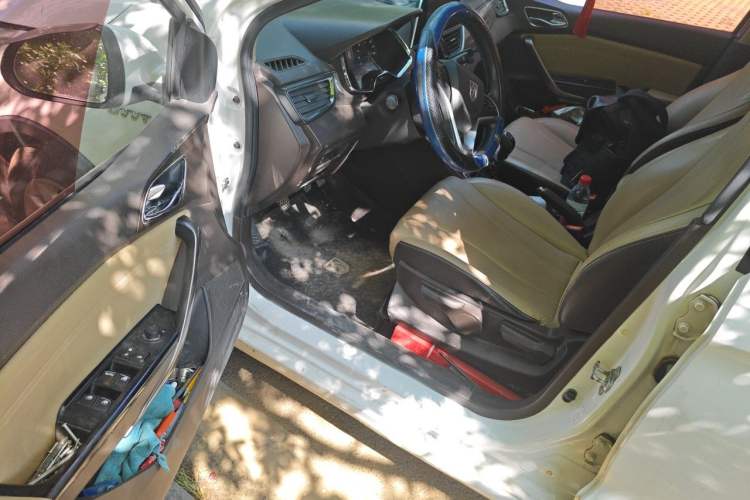 Used Baojun 310W 2017 1.5L Manual Fashion Model China V Driver Seat
