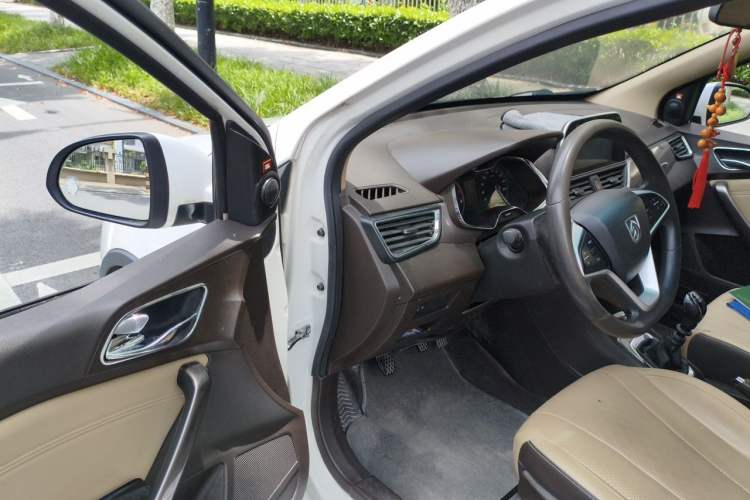Used Baojun 310W 2017 1.5L Manual Fashion Model China V Driver Seat