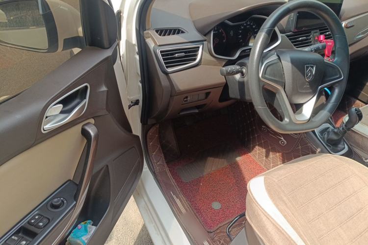 Used Baojun 310W 2017 1.5L Manual Comfort Version China VI Emission Standard Driver Seat