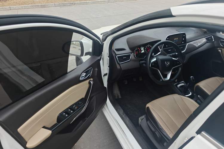 Used Baojun 310W 2017 1.5L Manual Fashion Model China V Driver Seat