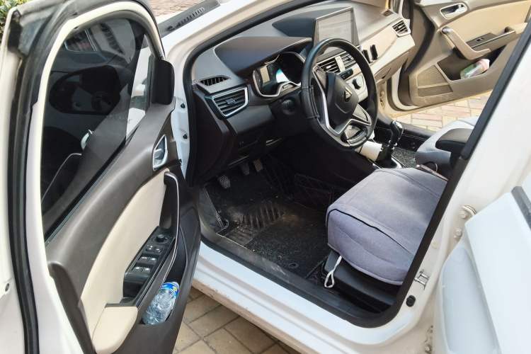 Used Baojun 310W 2017 1.5L Manual Comfort Version China V Driver Seat