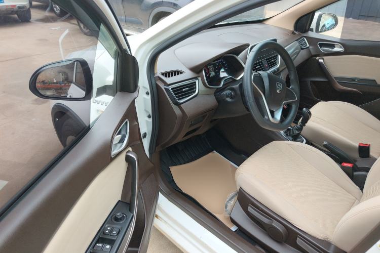 Used Baojun 310W 2017 1.5L Manual Comfort Version China VI Emission Standard Driver Seat
