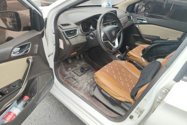 Used Baojun 310W 2017 1.5L Manual Fashion Model China V Driver Seat