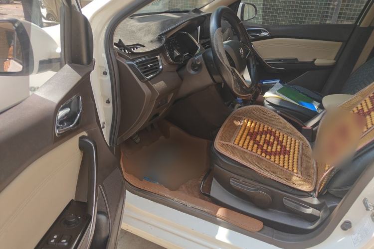 Used Baojun 310W 2017 1.5L Manual Fashion Model China V Driver Seat