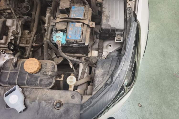 Used Baojun 310W 2017 1.5L Manual Fashion Model China V Engine Bay Left
