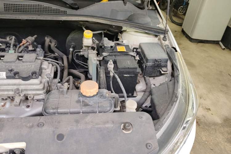 Used Baojun 310W 2017 1.5L Manual Fashion Model China V Engine Bay Left
