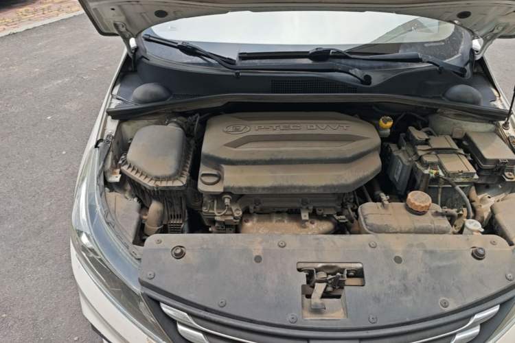 Used Baojun 310W 2017 1.5L Manual Luxury Version China VI Engine Bay Right