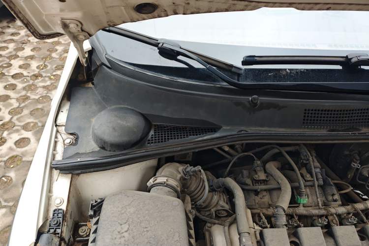 Used Baojun 310W 2017 1.5L Manual Comfort Version China VI Emission Standard Engine Bay Right