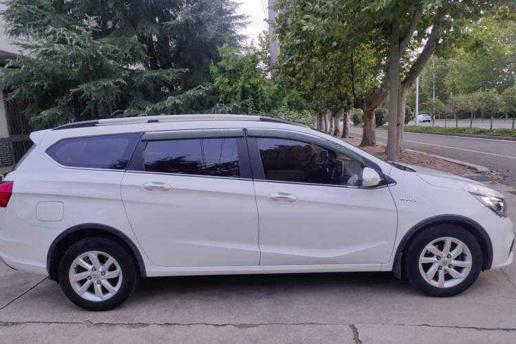 Used Baojun 310W 2017 1.5L Manual Fashion Model China V Exterior 2