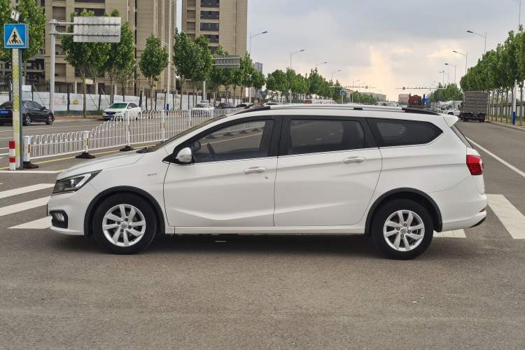 Used Baojun 310W 2017 1.5L Manual Fashion Model China V Exterior 2