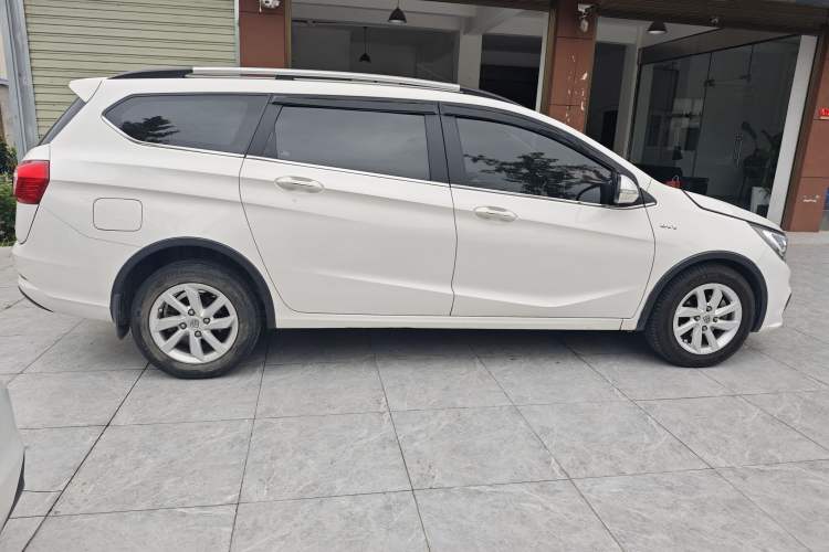Used Baojun 310W 2017 1.5L Manual Fashion Model China V Exterior 4
