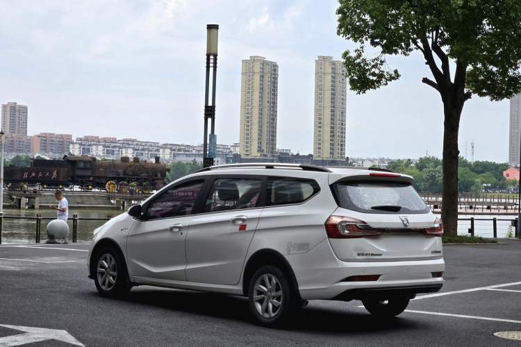 Used Baojun 310W 2017 1.5L Manual Fashion Model China V Exterior 8