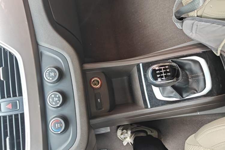 Used Baojun 310W 2017 1.5L Manual Comfort Version China V Gear Lever
