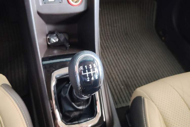Used Baojun 310W 2017 1.5L Manual Fashion Model China V Gear Lever