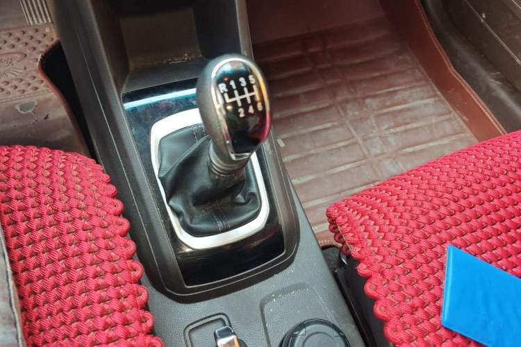Used Baojun 310W 2017 1.5L Manual Comfort Version China VI Emission Standard Gear Lever