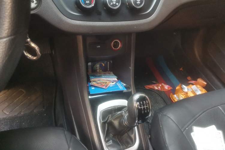 Used Baojun 310W 2017 1.5L Manual Comfort Version China VI Emission Standard Gear Lever
