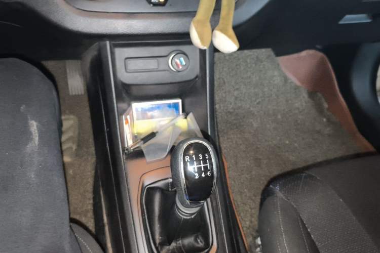 Used Baojun 310W 2017 1.2L Manual Value Edition China V Gear Lever