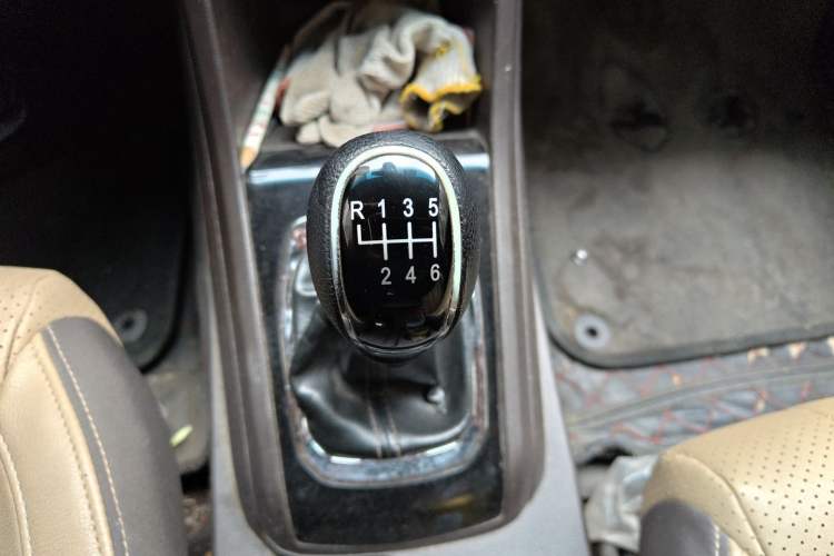 Used Baojun 310W 2017 1.5L Manual Fashion Model China V Gear Lever