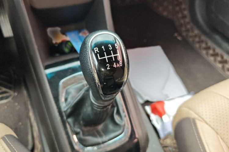 Used Baojun 310W 2017 1.5L Manual Fashion Model China V Gear Lever