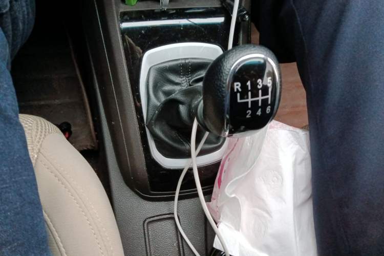Used Baojun 310W 2017 1.5L Manual Comfort Version China VI Emission Standard Gear Lever