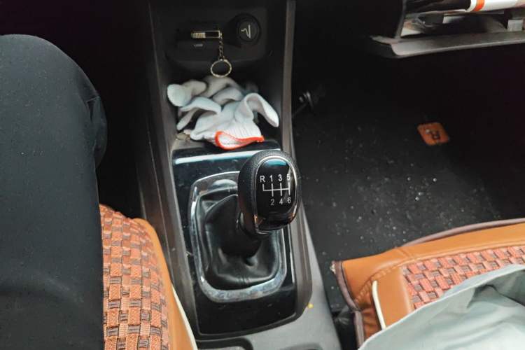 Used Baojun 310W 2017 1.5L Manual Fashion Model China V Gear Lever