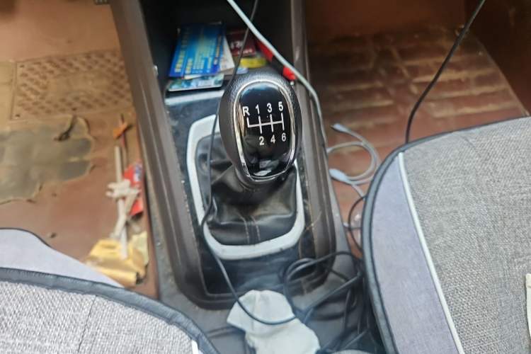 Used Baojun 310W 2017 1.5L Manual Comfort Version China VI Emission Standard Gear Lever