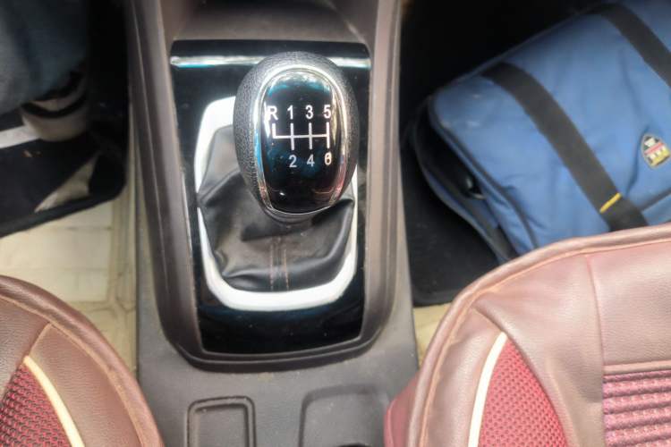 Used Baojun 310W 2017 1.5L Manual Comfort Version China VI Emission Standard Gear Lever