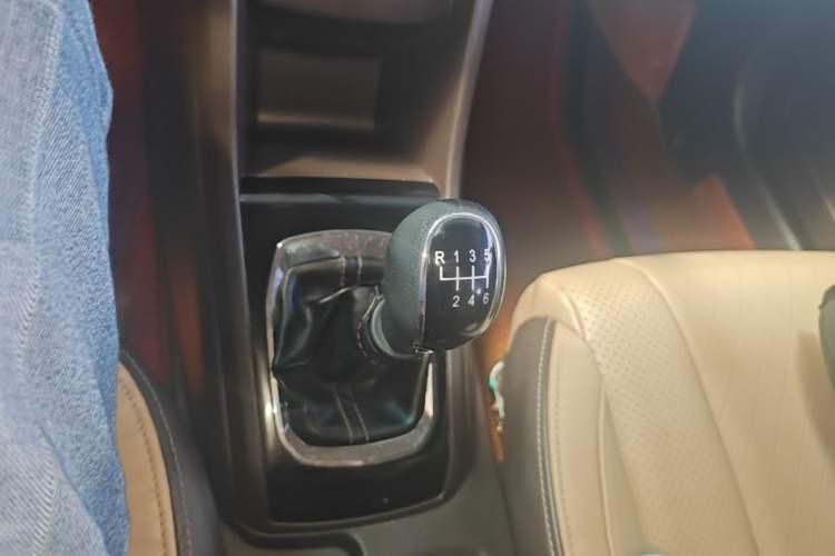 Used Baojun 310W 2017 1.5L Manual Fashion Model China V Gear Lever
