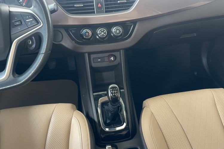 Used Baojun 310W 2017 1.5L Manual Fashion Model China V Gear Lever