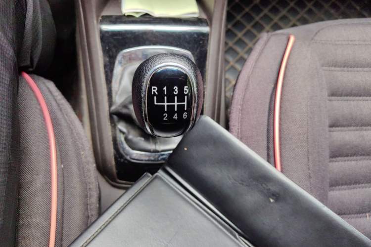 Used Baojun 310W 2017 1.5L Manual Fashion Model China V Gear Lever