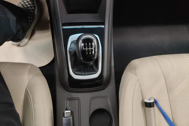 Used Baojun 310W 2017 1.5L Manual Comfort Version China VI Emission Standard Gear Lever