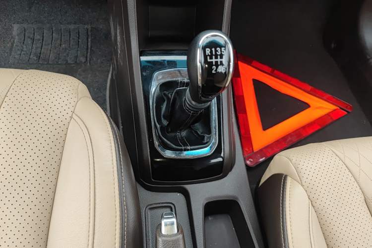 Used Baojun 310W 2017 1.5L Manual Fashion Model China V Gear Lever