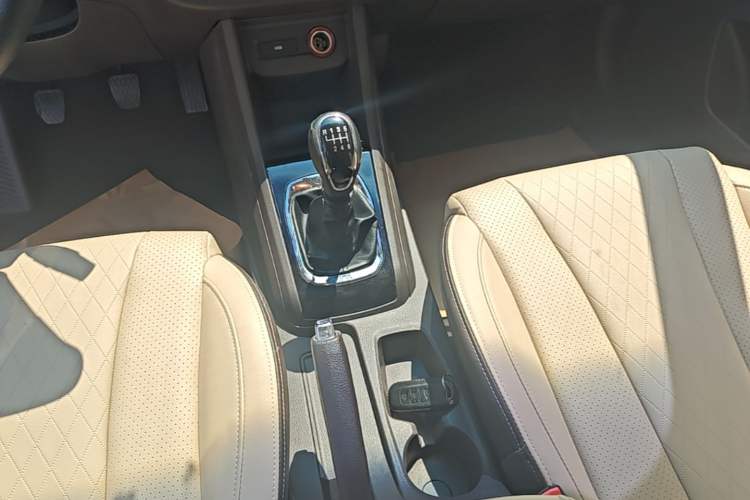 Used Baojun 310W 2017 1.5L Manual Luxury Edition China V Gear Lever