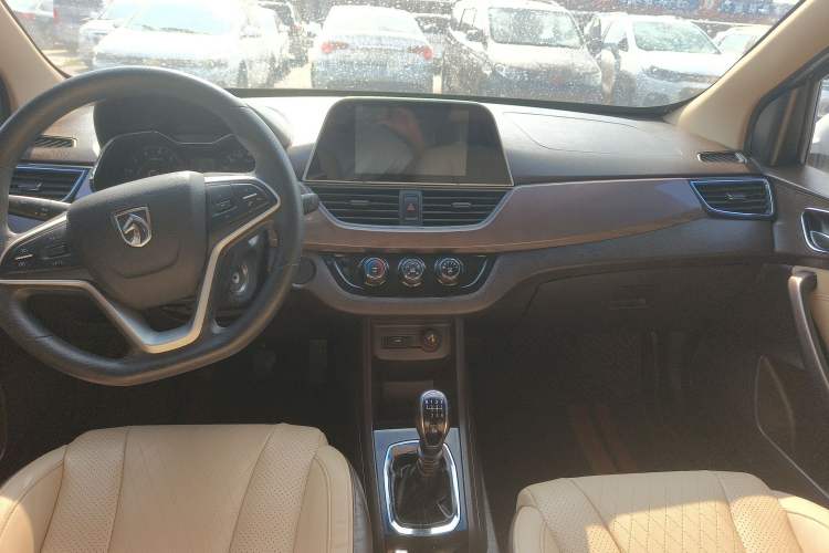 Used Baojun 310W 2017 1.5L Manual Fashion Model China V Gear Lever