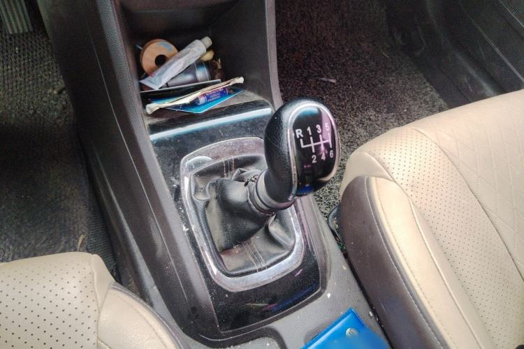 Used Baojun 310W 2017 1.5L Manual Fashion Model China V Gear Lever