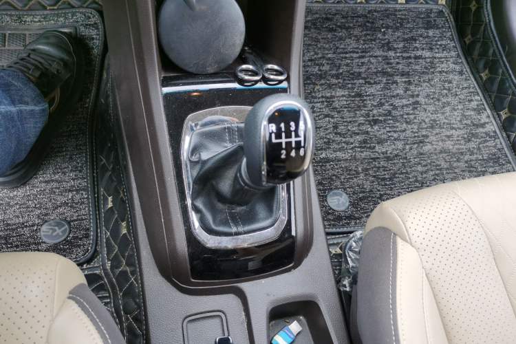 Used Baojun 310W 2017 1.5L Manual Fashion Model China V Gear Lever