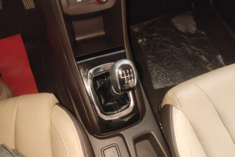 Used Baojun 310W 2017 1.5L Manual Fashion Model China V Gear Lever