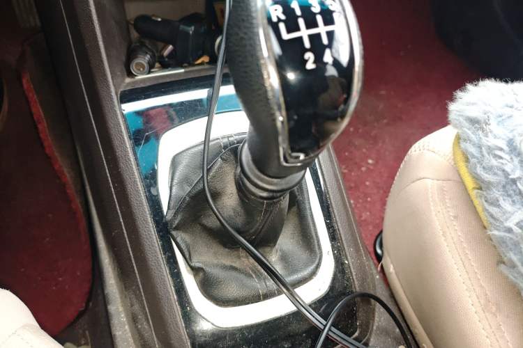 Used Baojun 310W 2017 1.5L Manual Comfort Version China VI Emission Standard Gear Lever
