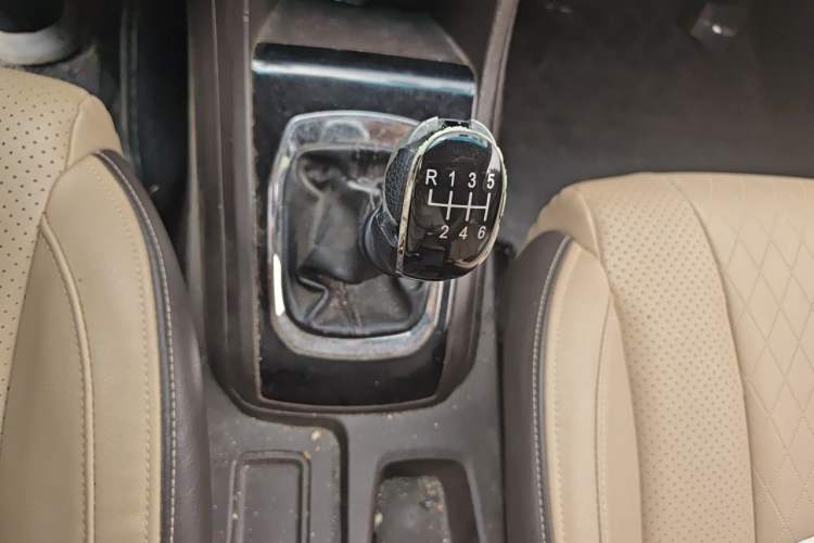 Used Baojun 310W 2017 1.5L Manual Fashion Model China V Gear Lever