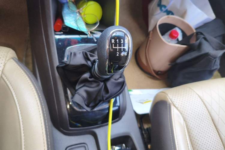Used Baojun 310W 2017 1.5L Manual Fashion Model China V Gear Lever