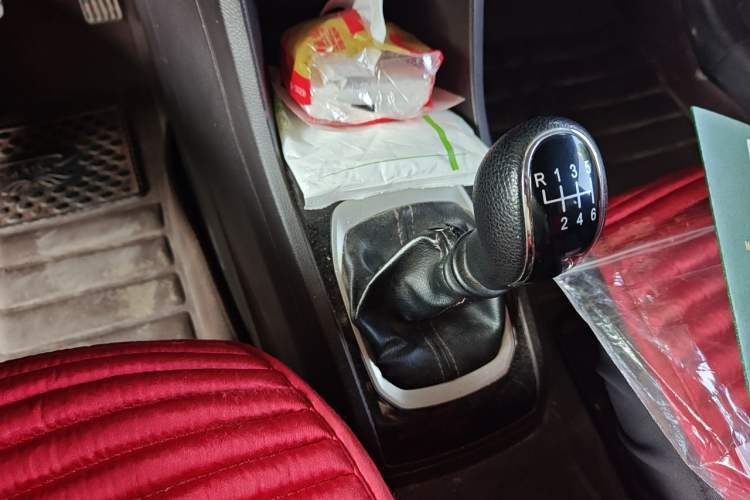 Used Baojun 310W 2017 1.5L Manual Comfort Version China VI Emission Standard Gear Lever