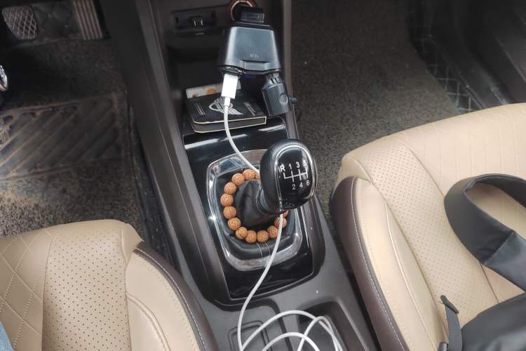Used Baojun 310W 2017 1.5L Manual Fashion Model China V Gear Lever